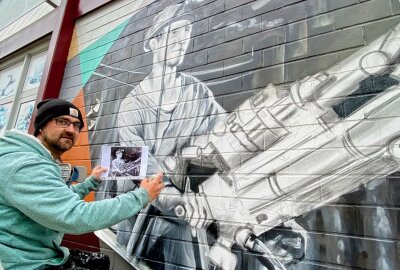 Graffiti-Kunst auf dem Auer Postplatz - Heiko Rank (im Bild) gestaltet zusammen mit seinem Bruder Christian die Gebäude auf dem Auer Postplatz mit Graffiti-Kunst. Foto: Ralf Wendland