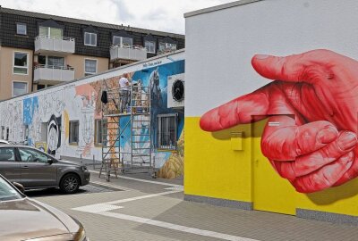 Graffiti-Kunst entsteht in Lichtenstein - Tasso verziert die Wand des Schloss-Center. Foto: Andreas Kretschel
