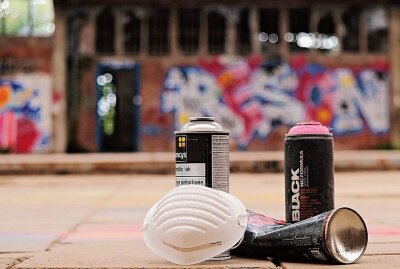 Graffititäter ergreift die Flucht: in Hilbersdorf gestellt - Symbolbild. Sprühdosen und eine Atemmaske. Foto: Pixel2013 / Pixabay