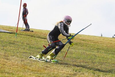 Grasski-Junioren-WM erstmals im Erzgebirge zu Gast - Annabel Dietz beim Slalom-Training am Paulusberg in Neudorf. Foto: Thomas Fritzsch/PhotoERZ