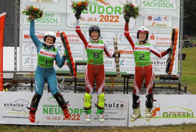 Siegerpodest Slalom: Eliska Rejchrtova (CZ), Emma Eberhardt und Tina Hetfleisch (beide AUT) Foto: Thomas Fritzsch/PhotoERZ