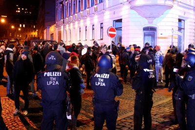 Greiz: Polizeieinsatz mit mehreren Verletzten - In Greiz wurde gestern eine unangemeldeten Versammlung durchgeführt. 