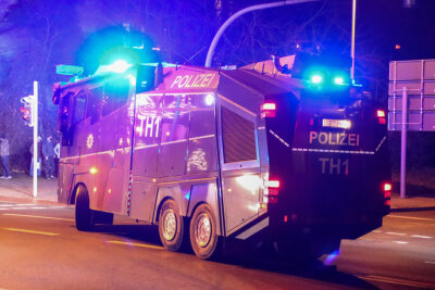 Greiz: Polizeieinsatz mit mehreren Verletzten - In Greiz wurde gestern eine unangemeldeten Versammlung durchgeführt. 