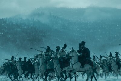 In tiefstem Schneetreiben kommt es bei Austerlitz zu einer für Russland und Österreich verheerenden Schlacht.