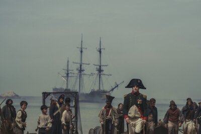 Mit einer kleinen Mannschaft kehrt Napoleon (Joaquin Phoenix, Mitte) nach seiner ersten Verbannung in seine Heimat zurück.