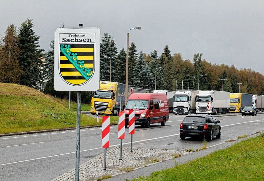 Grenzübergang nach Tschechien: Erneute unerlaubte Einreise von mehreren Personen - Streifenwagen der Bundespolizei beobachtet den Verkehr am Grenzübergang. Foto: Harry Härtel