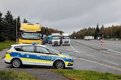 Grenzübergang nach Tschechien: Erneute unerlaubte Einreise von mehreren Personen - Streifenwagen der Bundespolizei beobachtet den Verkehr am Grenzübergang. Foto: Harry Härtel