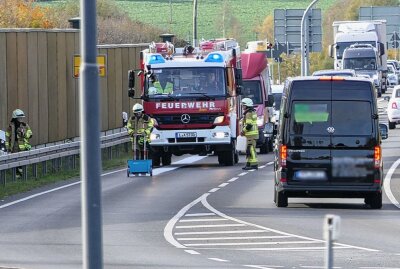 Grimma: Defekter Sattelzug hinterließ Ölspur auf der B107n - Defekter Sattelzug hinterließ eine Ölspur auf der B107n. Foto: Sören Müller