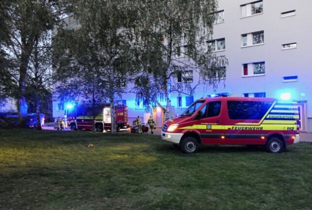 Grimma: Feuerwehreinsatz in der Südstraße durch Brandgeruch - Gegen 19 Uhr wurden die Kameradinnen und Kameraden der Freiwilligen Feuerwehr Grimma an die Schläuche gerufen. Foto: Sören Müller