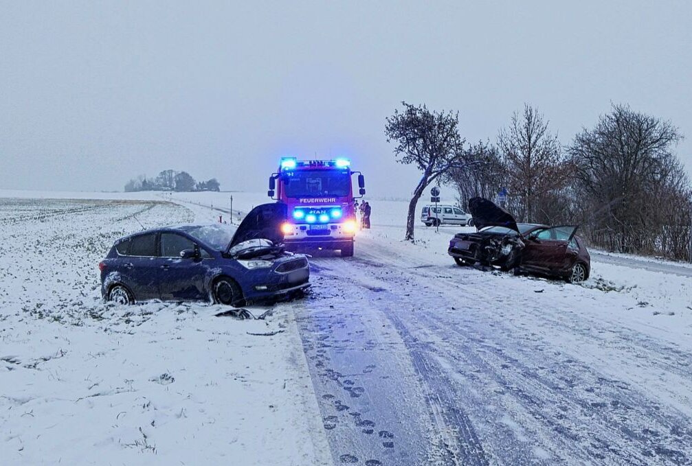 Grimma: Kollision zweier PKWs auf winterlicher Straße - Zwei PKWs kollidieren auf winterlicher Straße. Foto: Sören Müller