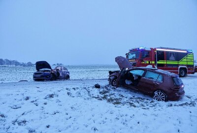 Grimma: Kollision zweier PKWs auf winterlicher Straße - Zwei PKWs kollidieren auf winterlicher Straße. Foto: Sören Müller