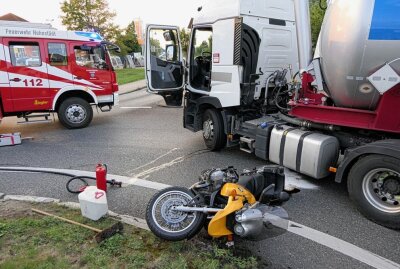 Grimma: Motorrad und LKW im Kreisverkehr kollidiert - Am Dienstagabend kam es zum Zusammenstoß zwischen einem Motorrad und einem LKW. Foto: Sören Müller