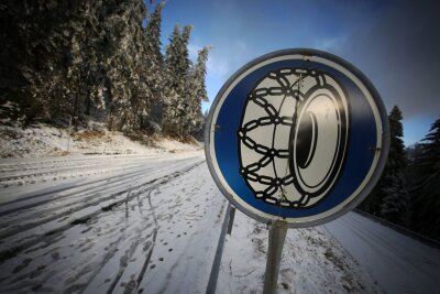 Grip auf rutschigen Straßen: Schneeketten richtig verwenden - Taucht dieses Schild auf, dürfen Autofahrer nur noch mit Schneeketten weiterfahren - und zwar unabhängig davon, ob Schnee liegt oder nicht.