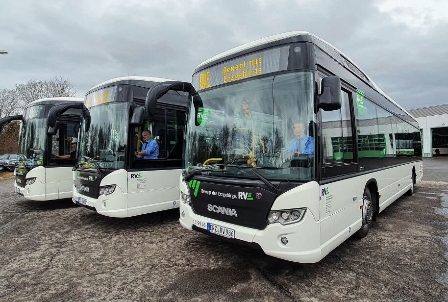 Größte Hybridbus-Flotte Mitteleuropas soll weiter wachsen - Dies sind drei der zehn Hybrid-Busse, über die der Regionalverkehr Erzgebirge aktuell verfügt. Sieben davon befinden sich am Standort in Zschopau, der Rest in Lugau. Foto: Andreas Bauer
