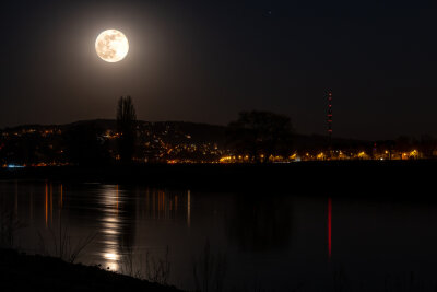Größter Mond des Jahres am Mittwoch erwartet - So ähnlich könnte der Supermond wieder über Dresden leuchten. 