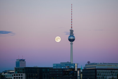 Größter Mond des Jahres am Mittwoch erwartet - So ähnlich könnte der Supermond in der Hautstadt Berlin zu sehen sein. 
