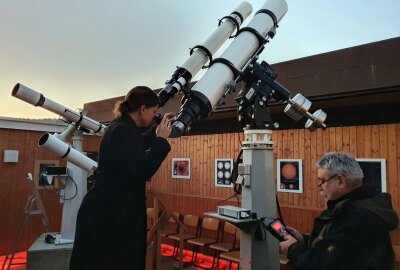 Größtes Teleskop der Volkssternwarte Drebach modernisiert - Genau wie Gerhard Lehmann freut sich auch Andrea Salewski vom Förderverein über die neue Montierung des 7-Zoll-Starfire-Teleskops. Foto: Andreas Bauer