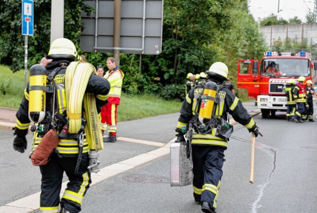 Großalarm in Plauen: Feuerwehr verhindert Vollbrand - In einem Mehrfamilienhaus wurde am heutigen Donnerstagnachmittag durch die Feuerwehr Plauen, Stadtmitte und Neundorf ein Vollbrand verhindert. Foto: B&S David Rötzschke