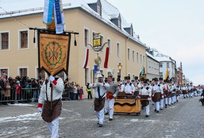 Großartige Bergparade am 3. Advent in Marienberg - Unverwechselbar auch das Musikkorps Olbernhau, Saigerhütte Olbernhau-Grünthal.
