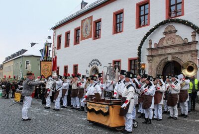 Großartige Bergparade am 3. Advent in Marienberg - Vor dem Rathaus wurde gemeinsam musiziert. Foto: Jana Kretzschmann