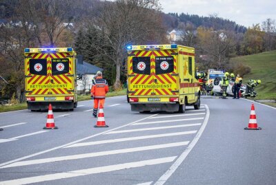 Großaufgebot an Einsatzkräften: BMW überschlägt sich auf B 95 - Am Donnerstag ereignete sich auf der B 95 ein schwerer Verkehrsunfall. Foto: Bernd März