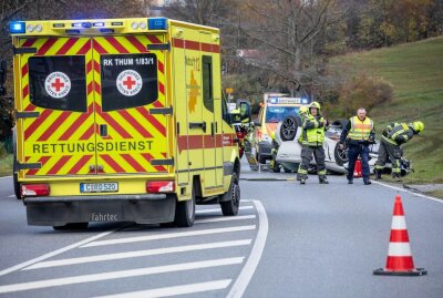 Großaufgebot an Einsatzkräften: BMW überschlägt sich auf B 95 - Am Donnerstag ereignete sich auf der B 95 ein schwerer Verkehrsunfall. Foto: Bernd März