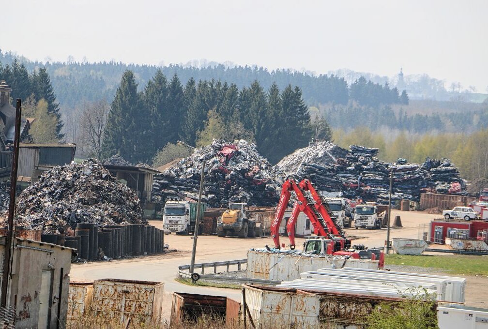 Großaufgebot der Feuerwehr bei Brand auf Reuther Mülldeponie - Blick aufs Gelände der Recycling-Firma in Reuth. Foto: Simone Zeh