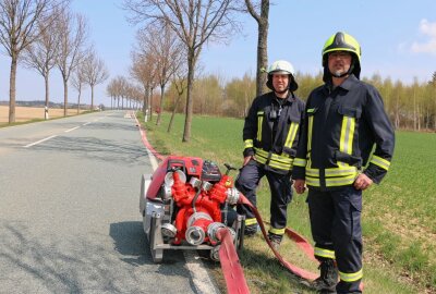 Großaufgebot der Feuerwehr bei Brand auf Reuther Mülldeponie - Die Reuther FFW verlegte mehrere hundert Meter Schläuche. Foto: Simone Zeh