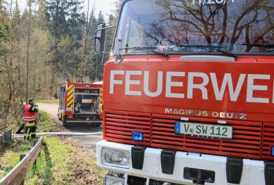 Großaufgebot der Feuerwehr bei Brand auf Reuther Mülldeponie - Zahlreiche Löschfahrzeuge kamen nach Reuth. Foto: Simone Zeh