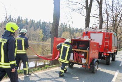 Großaufgebot der Feuerwehr bei Brand auf Reuther Mülldeponie - Der Schlauch wird ausgelegt. Foto: Simone Zeh