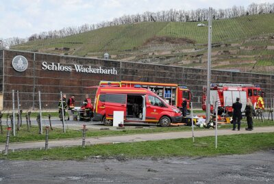 Großaufgebot der Feuerwehr: Gefahrguteinsatz am Schloss Wackerbarth - Am Schloß Wackerbarth in Radebeul kam es am Donnerstag zu einem Gefahrguteinsatz. Foto: Roland Halkasch