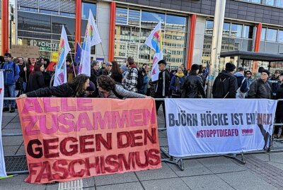 Großaufgebot der Polizei sichert Demo in Chemnitzer City ab: Kleinere Zwischenfälle - Die Kleinstpartei demonstrieren unter dem Motto "SÄXIT: Weg mit der Berliner Regierung"