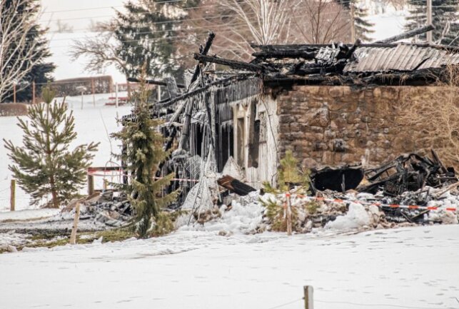 Großbrand auf Dreiseitenhof in Reichenau vernichtet Scheune und Garage - E-Auto Batterie zerstört zwei Gebäude eines Dreiseitenhofes. Foto: André März