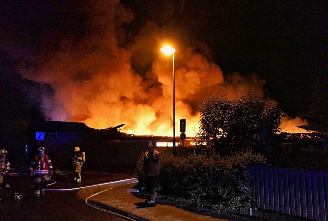 Großbrand: Baumarkt steht vollständig in Flammen - Großeinsatz in Borna: Sonderpostenmarkt steht in Flammen und wird vollständig zerstört. Foto: Sören Müller