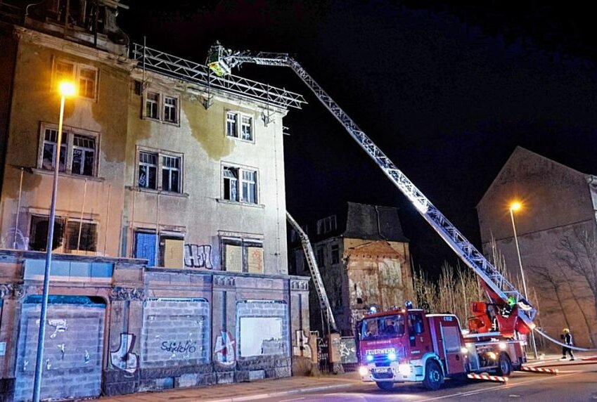Großbrand? Geschichtsträchtiges Gebäude stand in Flammen - Brand in der Zwickauer Straße 152. Die Feuerwehr löschte den Brand zügig. Foto: Harry Härtel 