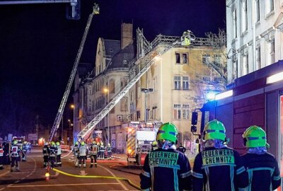 Großbrand? Geschichtsträchtiges Gebäude stand in Flammen - Brand in der Zwickauer Straße 152. Die Feuerwehr löschte den Brand zügig. Foto: Harry Härtel 
