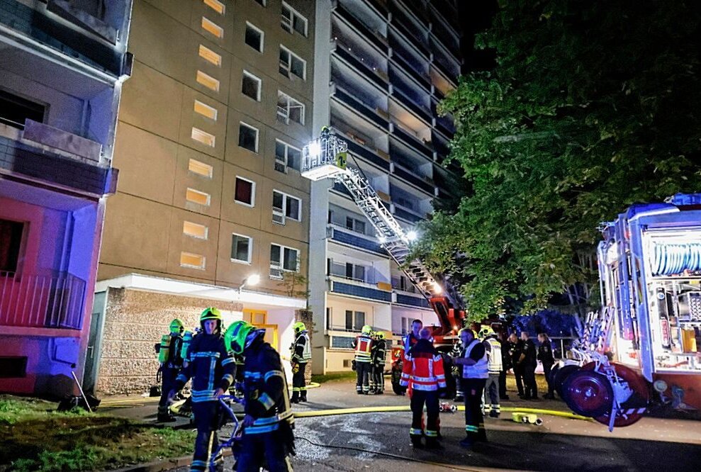 Großbrand in Chemnitzer Hochhaus - Am Samstag wurde die Feuerwehr gegen 20 Uhr in Chemnitz zur Albert-Köhler-Straße-46 gerufen. Foto: Harry Härtel