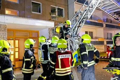Großbrand in Chemnitzer Hochhaus - Im 5. Wohngeschoss des Gebäudes waren Pappkartons im Hausflur in Brand geraten, was zu einer starken Rauchentwicklung führte. Foto: Harry Härtel