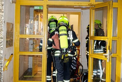 Großbrand in Chemnitzer Hochhaus - Vier Personen mussten aufgrund von Rauchvergiftungen ins Krankenhaus eingewiesen werden. Foto: Harry Härtel