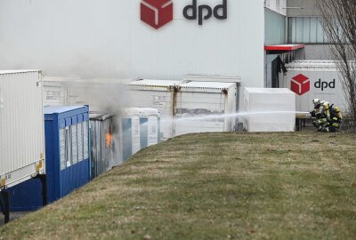 Großbrand in DPD-Logistikzentrum in Kesselsdorf - Die Feuerwehr rückte am Donnerstagmittag zum Großeinsatz nach Kesselsdorf aus. Foto: Roland Halkasch