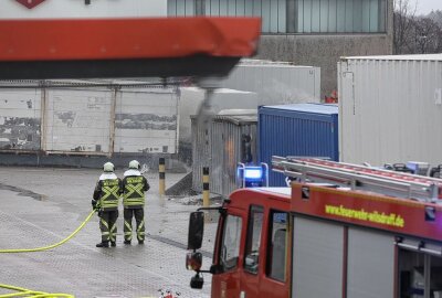 Großbrand in DPD-Logistikzentrum in Kesselsdorf - Die Feuerwehr rückte am Donnerstagmittag zum Großeinsatz nach Kesselsdorf aus. Foto: Roland Halkasch
