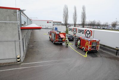 Großbrand in DPD-Logistikzentrum in Kesselsdorf - Die Feuerwehr rückte am Donnerstagmittag zum Großeinsatz nach Kesselsdorf aus. Foto: Roland Halkasch 
