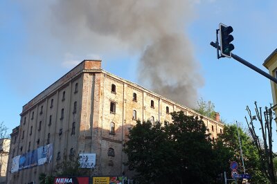 Großbrand in einer Industriebrache in Dresden: Feuer breitet sich aus - Der Brand hat sich innerhalb kurzer Zeit auf ein weiteres Gebäude ausgebreitet, dessen Dachstuhl jetzt in Flammen steht. Foto: Roland Halkasch