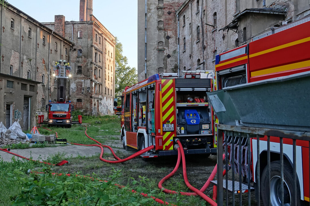 Großbrand in einer Industriebrache in Dresden: Feuer breitet sich aus - Am Donnerstagabend ist in Dresden in einer leerstehenden Industriebranche ein Feuer ausgebrochen. Foto: Roland Halkasch