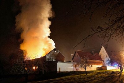 Großbrand in einer Scheune in Burgstädt - Gegen 0.15 Uhr brannte auf einem Vierseitenhof die große Scheune in voller Ausdehnung. Foto: Harry Härtel