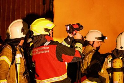Großbrand in einer Scheune in Burgstädt - Gegen 0.15 Uhr brannte auf einem Vierseitenhof die große Scheune in voller Ausdehnung. Foto: Harry Härtel