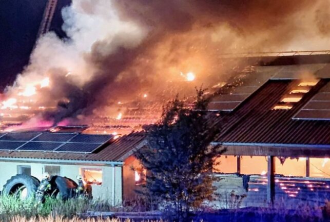 Großbrand in Frankenberg: Scheune brennt lichterloh - In Frankenberg brannte eine Scheune. Foto: Harry Härtel / haertelpress
