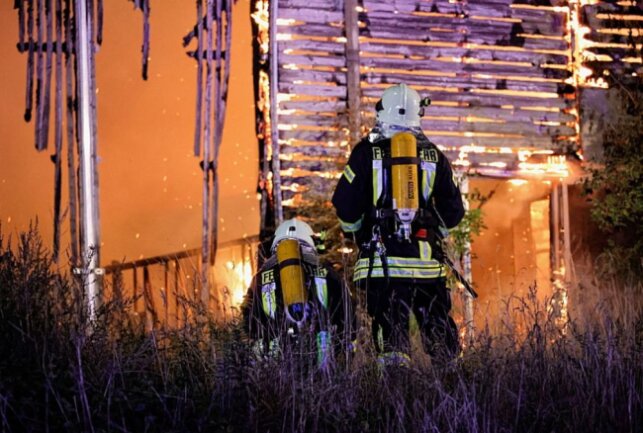 Großbrand in Frankenberg: Scheune brennt lichterloh - In Frankenberg brannte eine Scheune. Foto: Harry Härtel / haertelpress