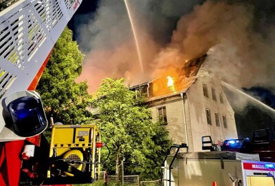 Großbrand in Johanngeorgenstadt: Polizei geht von Brandstiftung aus - Ein leerstehendes Gebäude in Johanngeorgenstadt stand in der Nacht zum Samstag in Vollbrand. Foto: Daniel Unger