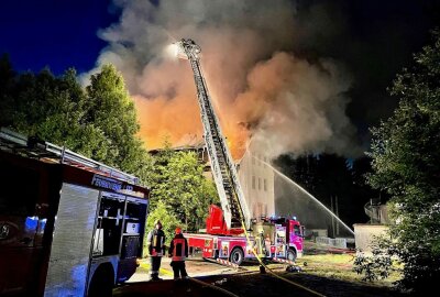 Großbrand in Johanngeorgenstadt: Polizei geht von Brandstiftung aus - Ein leerstehendes Gebäude in Johanngeorgenstadt stand in der Nacht zum Samstag in Vollbrand. Foto: Daniel Unger 